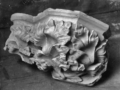 835530 Afbeelding van een kraagsteen, mogelijk, afkomstig van de Domtoren (Domplein) te Utrecht.